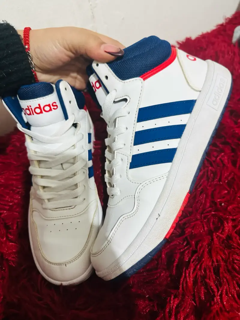 Zapatillas Adidas blancas con detalles azules - 3