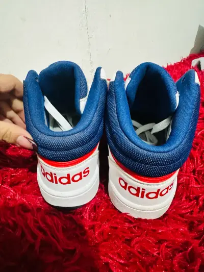 Zapatillas Adidas blancas con detalles azules - miniatura 4