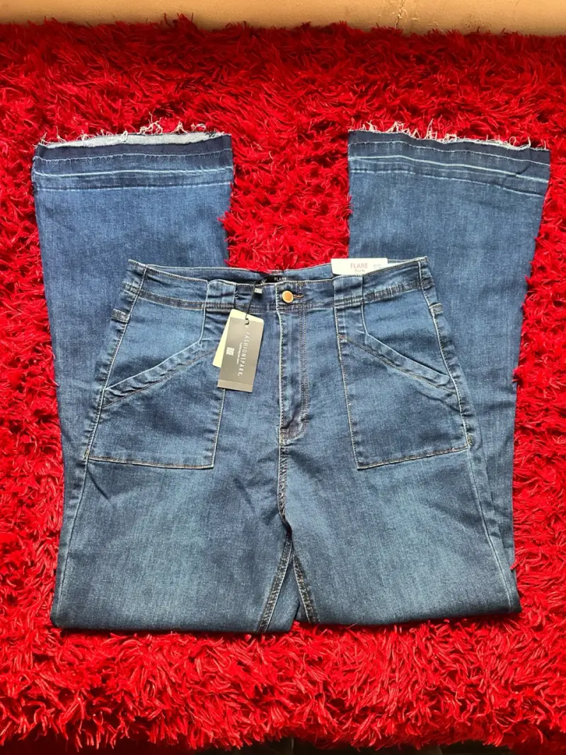 Jeans flare azul con etiqueta - 1