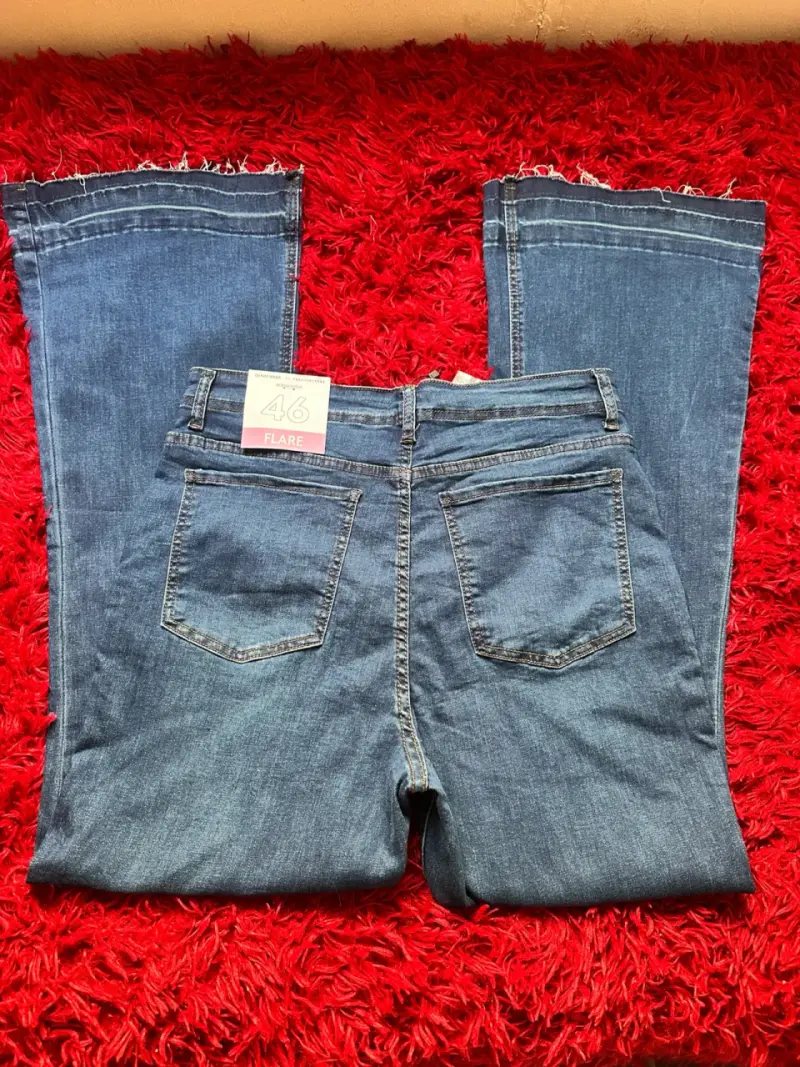 Jeans flare azul con etiqueta - 2