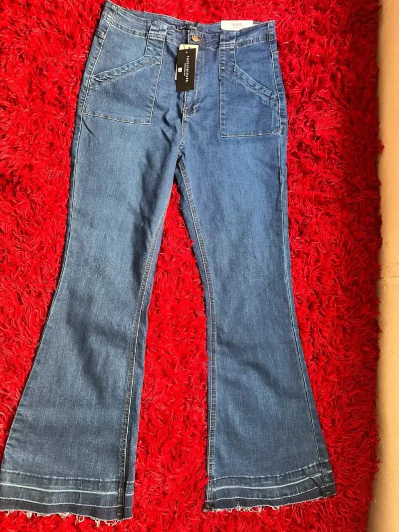 Jeans flare azul con etiqueta - 3