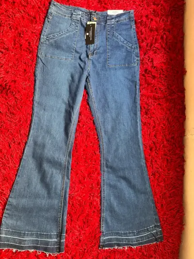 Jeans flare azul con etiqueta - miniatura 3