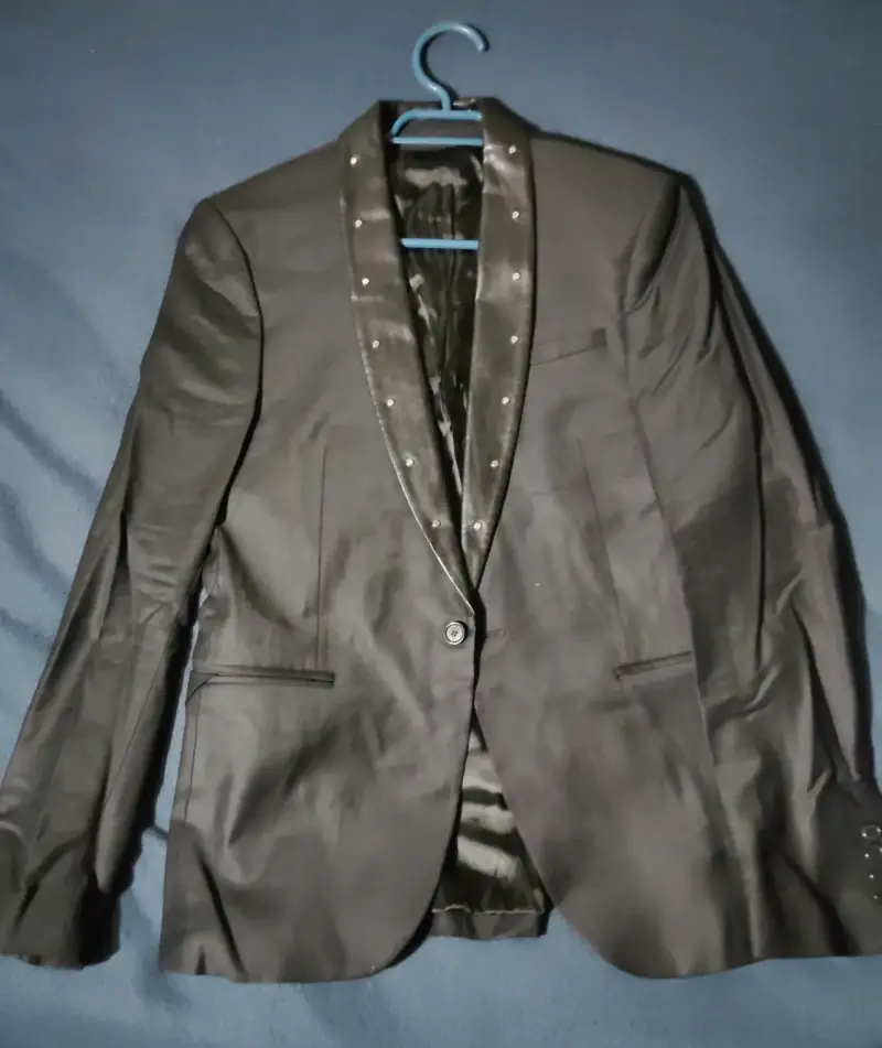 Blazer negro con solapa satinada y tachas
