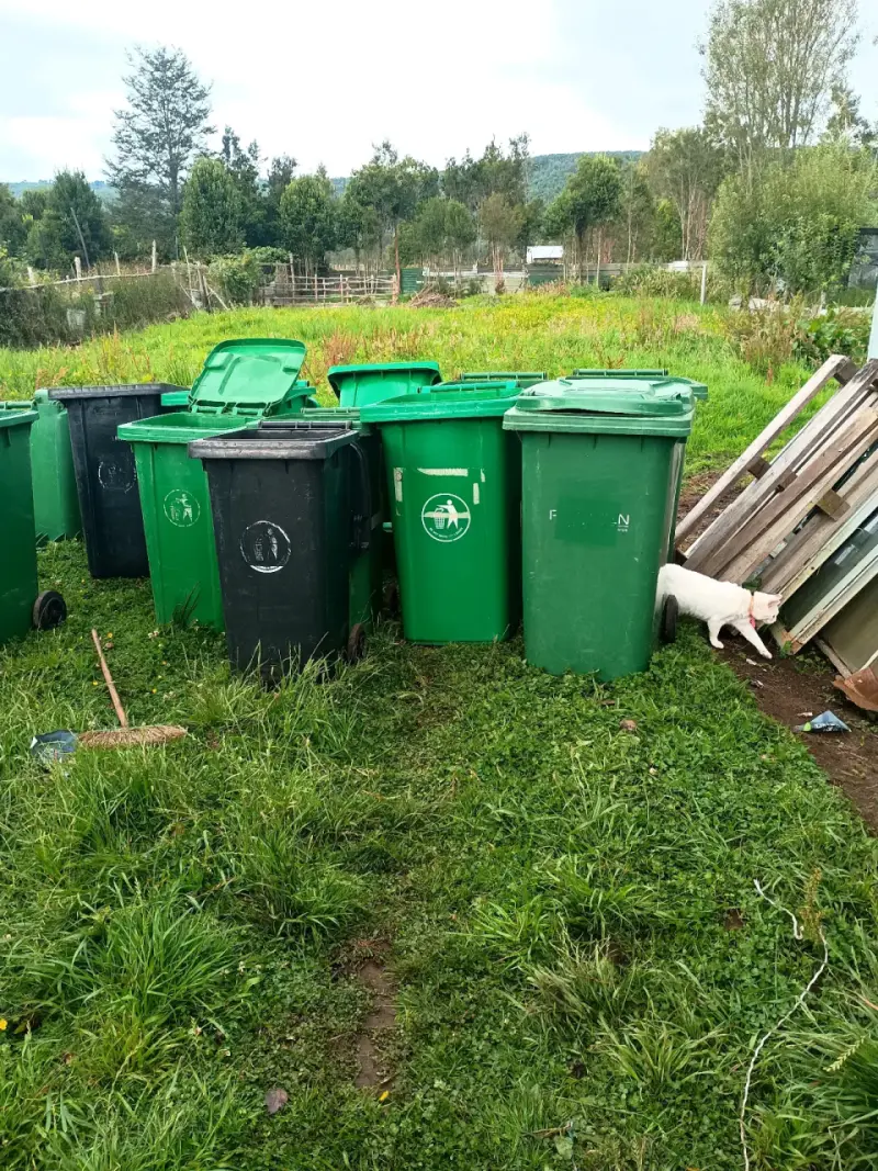 Contenedores de basura grandes con ruedas