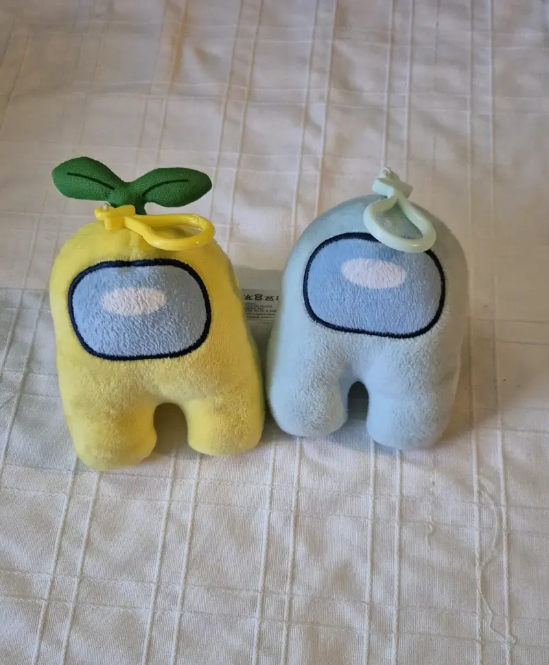Peluches Among Us amarillos y celestes