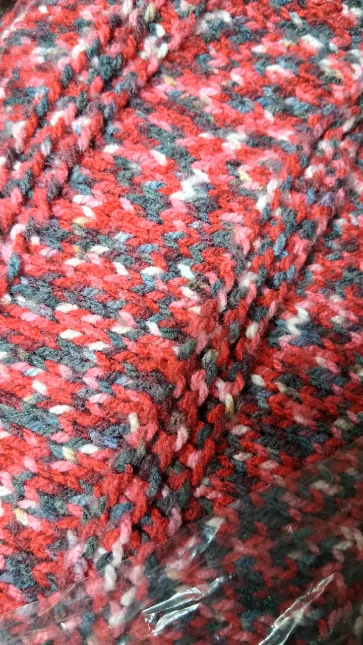 Poncho tejido rojo con flecos - 4