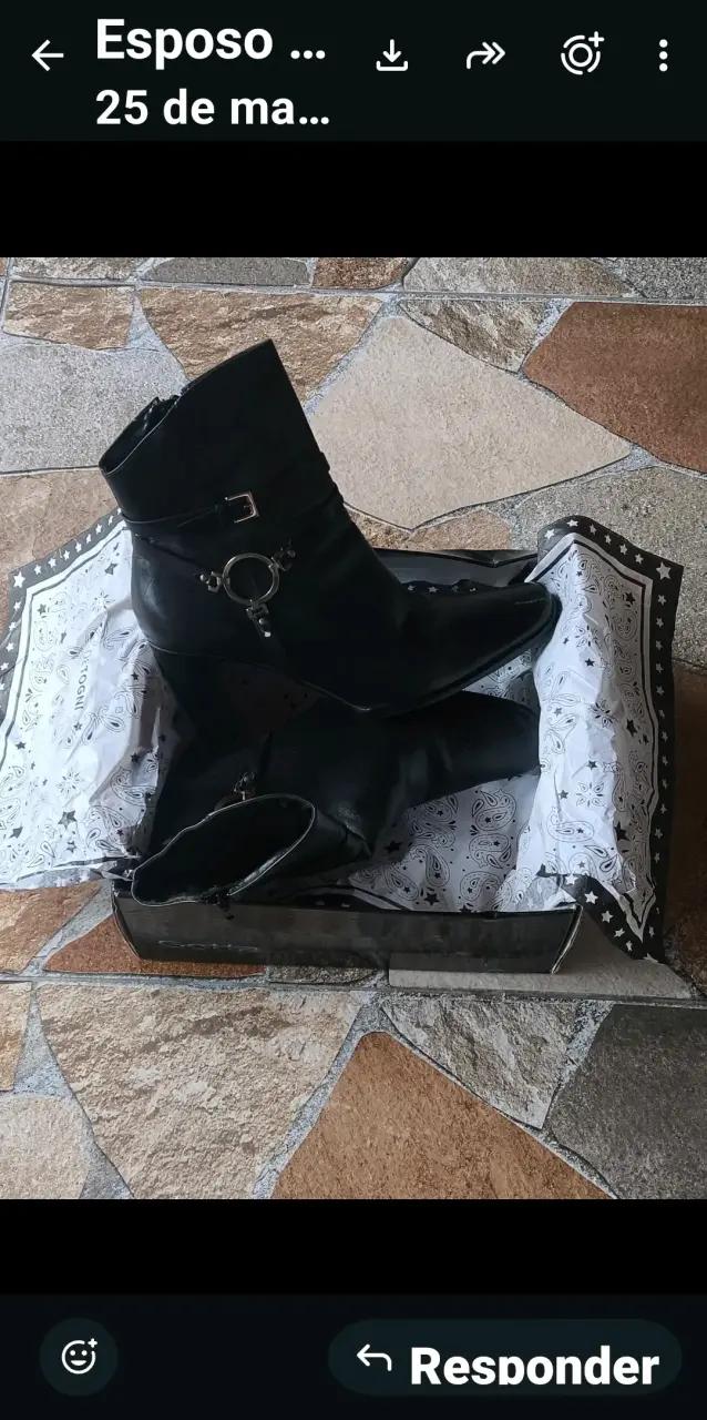 Botines de cuero negro con hebilla decorativa - 2