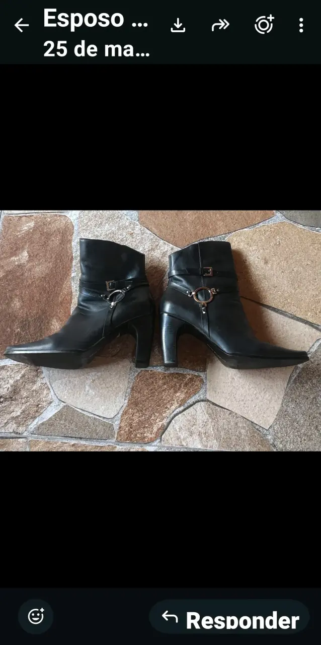 Botines de cuero negro con hebilla decorativa - 3