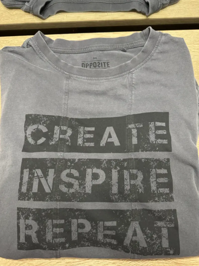 Polera gris con mensaje inspirador - 4