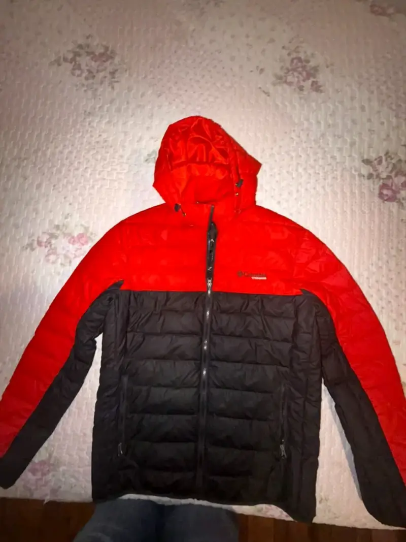 Chaqueta impermeable roja y negra para hombre - 1