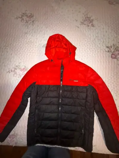 Chaqueta impermeable roja y negra para hombre - miniatura 1