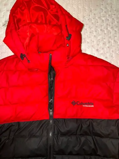 Chaqueta impermeable roja y negra para hombre - miniatura 2