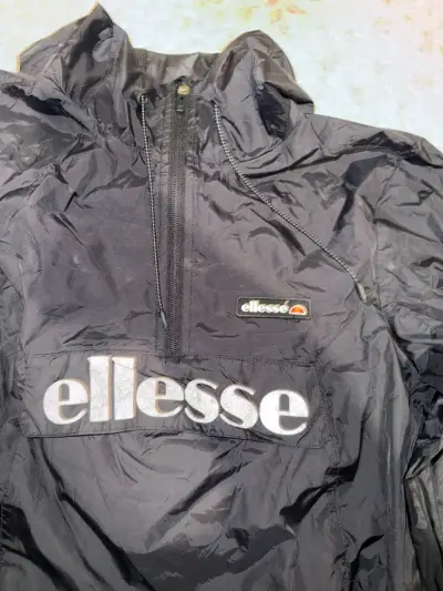 Cortavientos negro Ellesse con capucha - miniatura 1