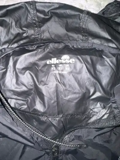Cortavientos negro Ellesse con capucha - miniatura 4