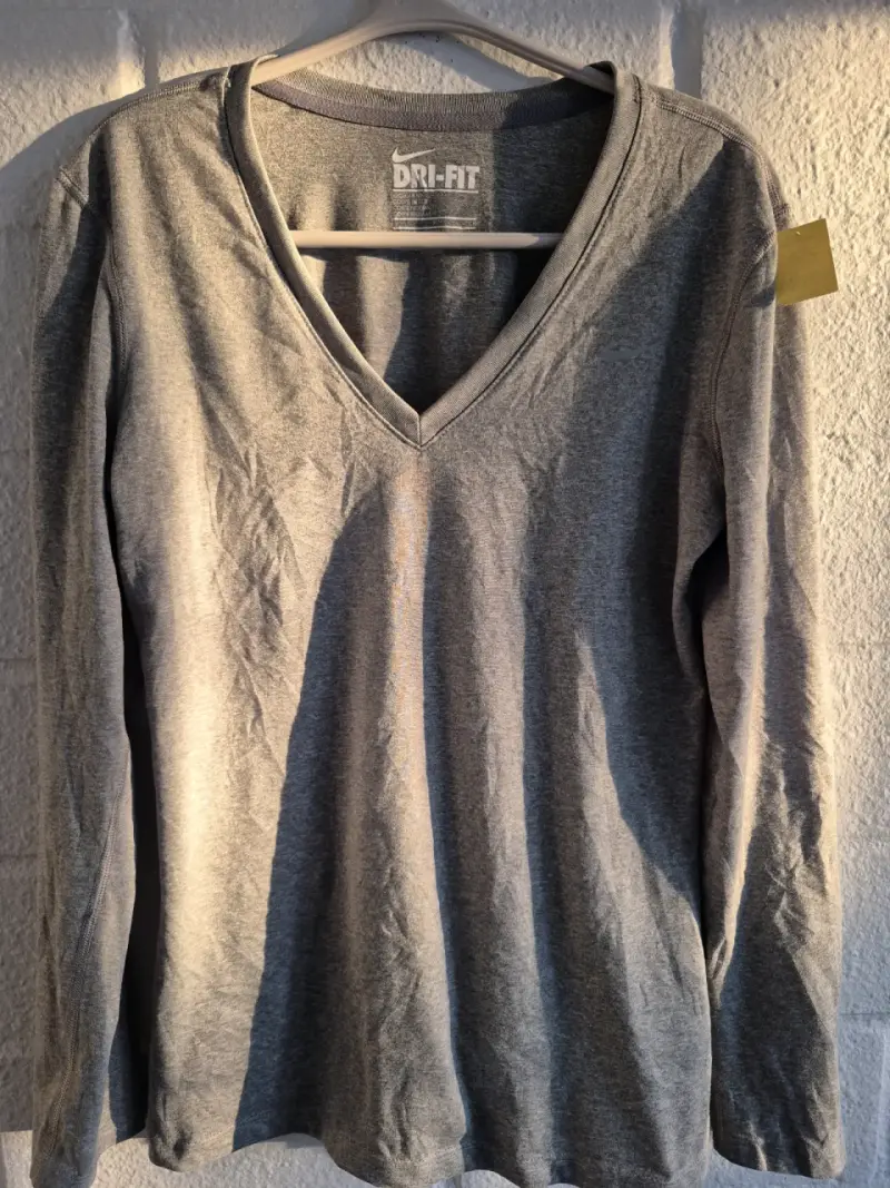 Polera Nike Dri-Fit gris manga larga