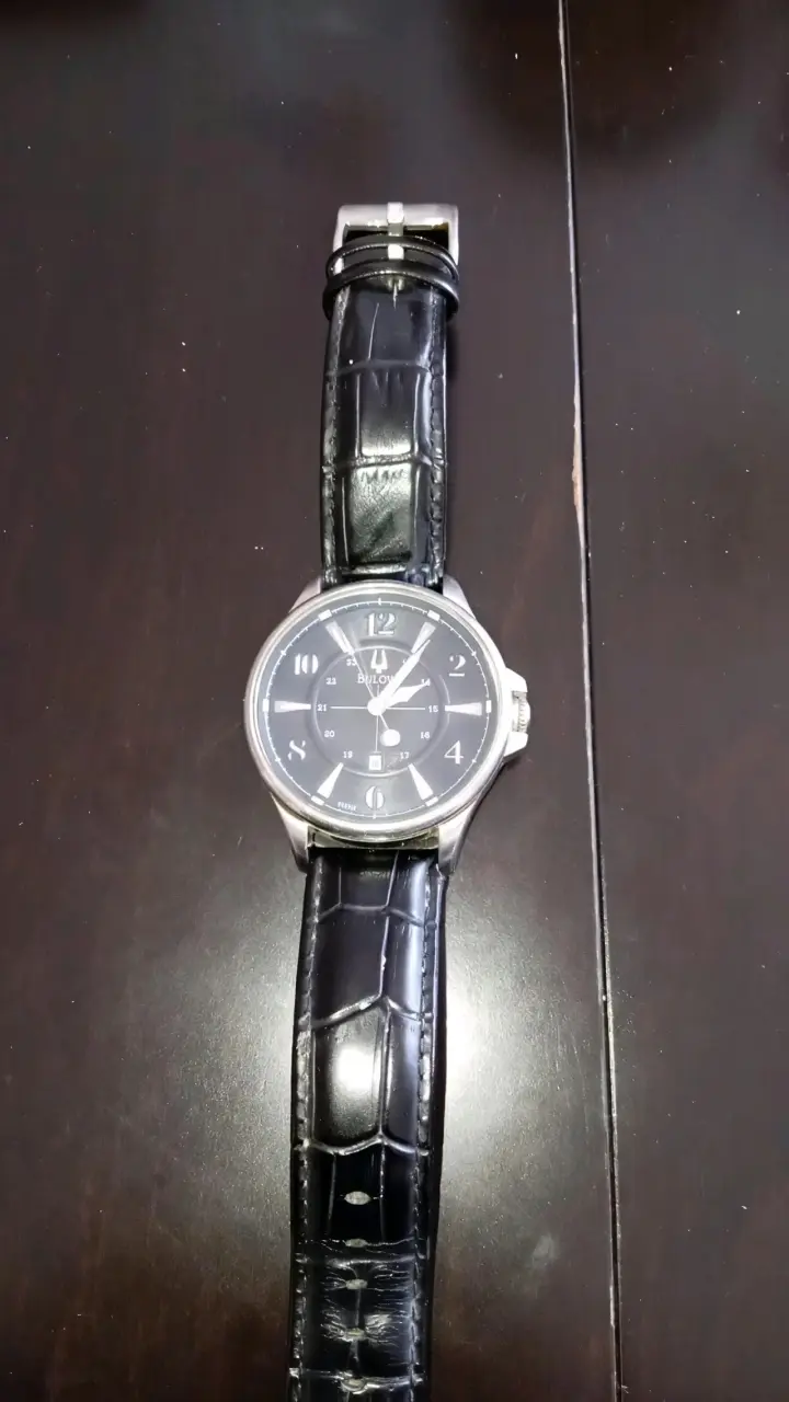 Reloj Bulova con correa de cuero negro - 1