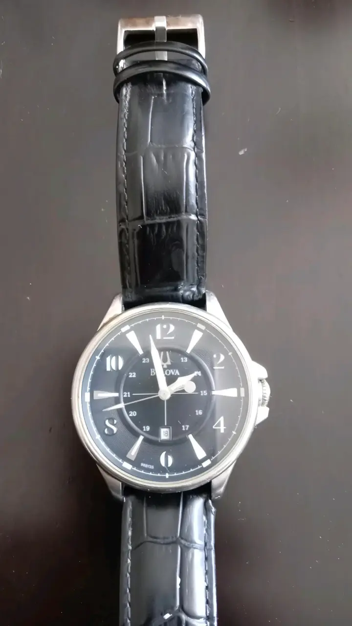 Reloj Bulova con correa de cuero negro - 2