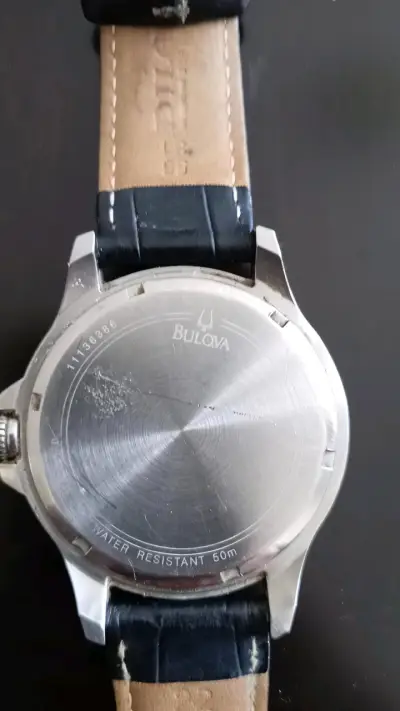 Reloj Bulova con correa de cuero negro - miniatura 3