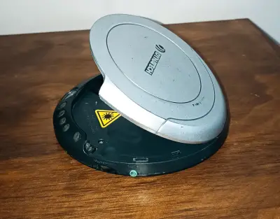 Reproductor de CD portátil Daewoo plateado - miniatura 1