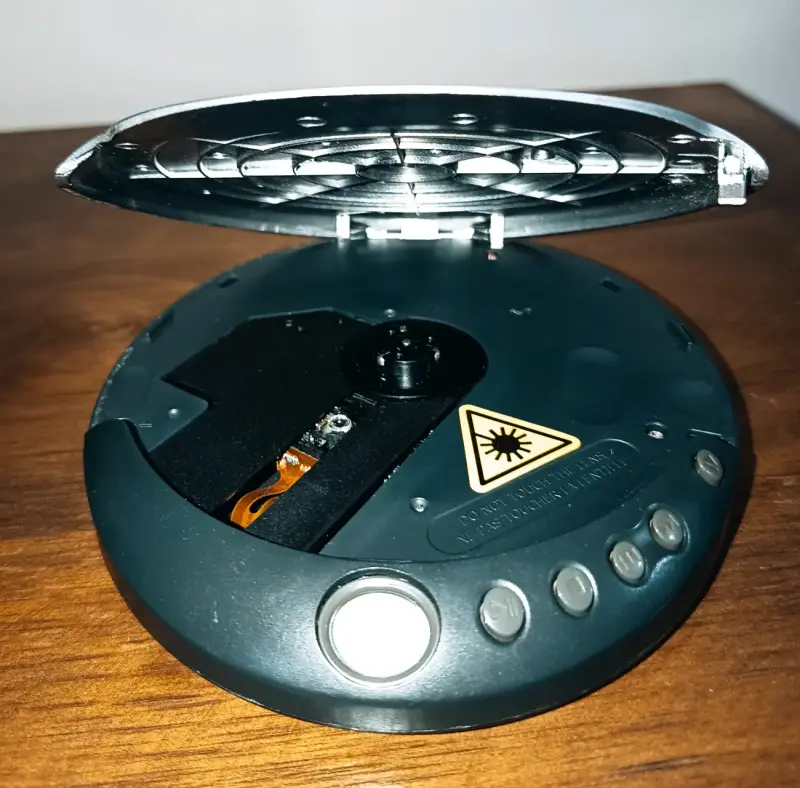 Reproductor de CD portátil Daewoo plateado - 2