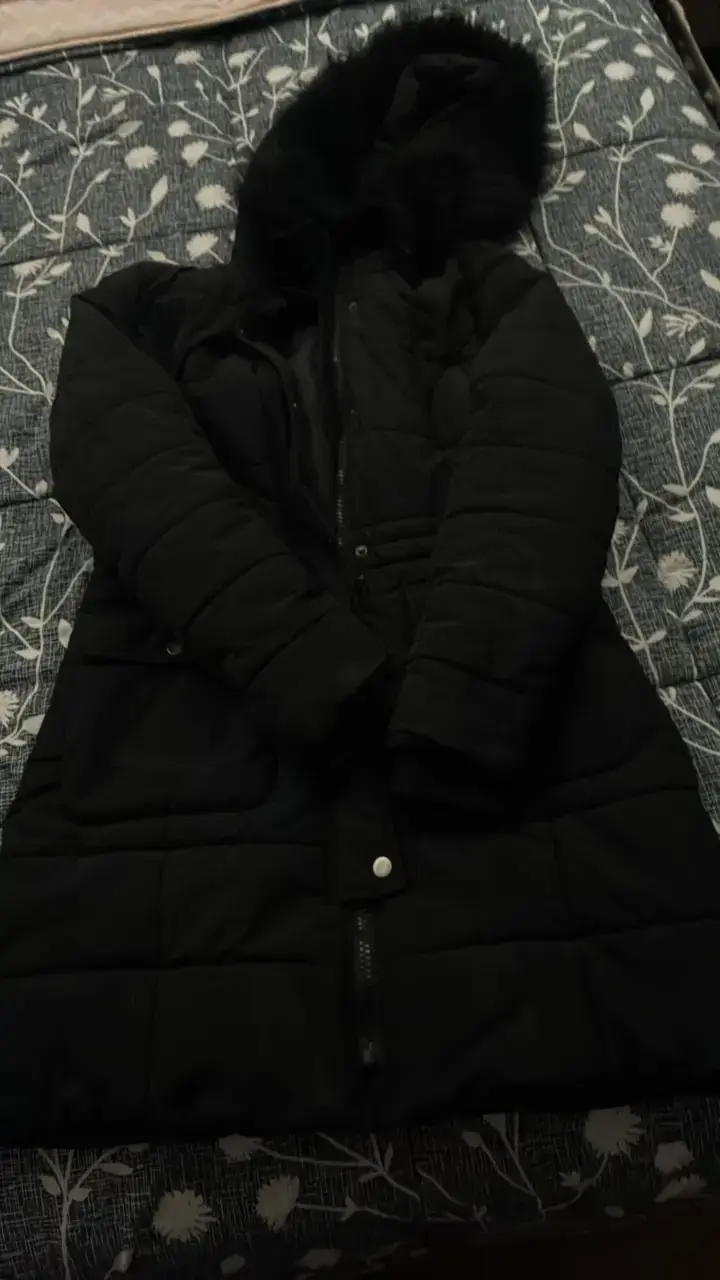 Parka negra con capucha de piel sintética - 1