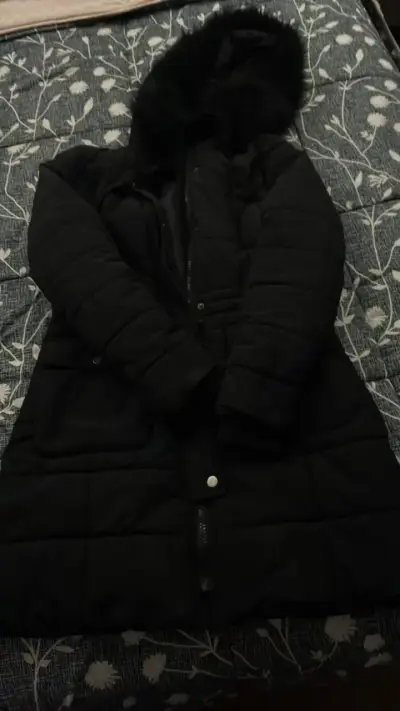 Parka negra con capucha de piel sintética - miniatura 1
