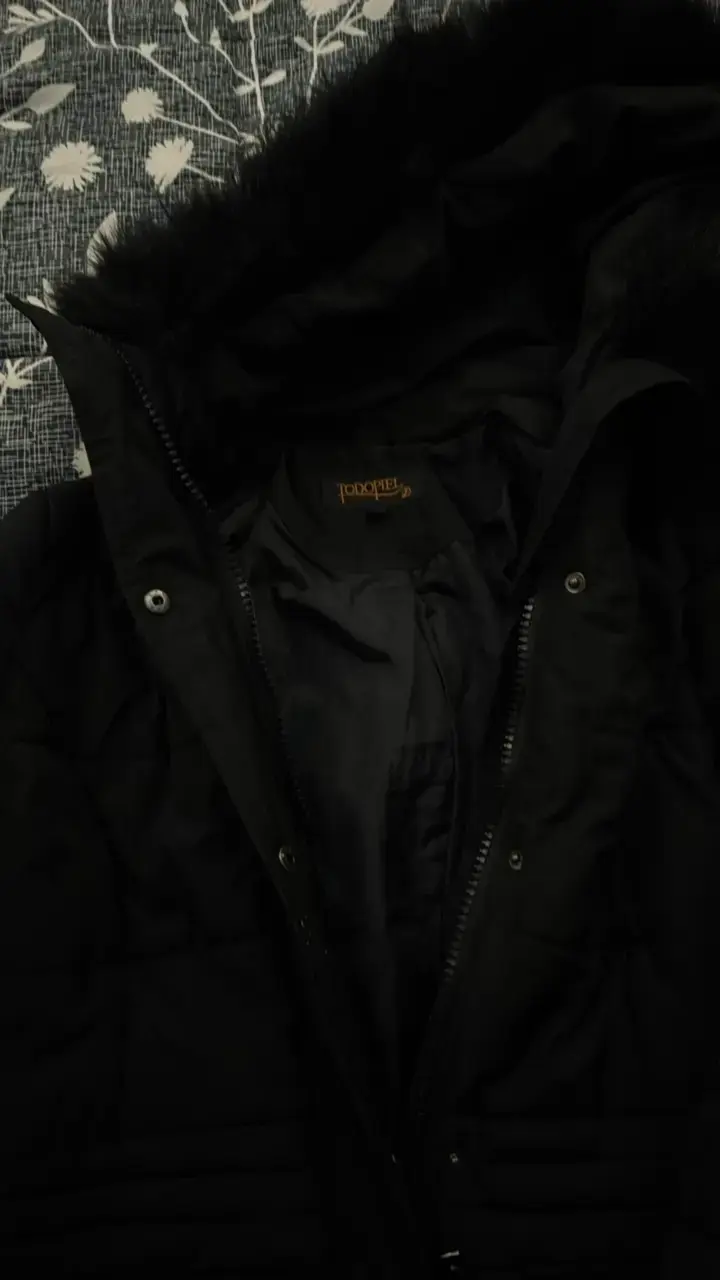 Parka negra con capucha de piel sintética - 2