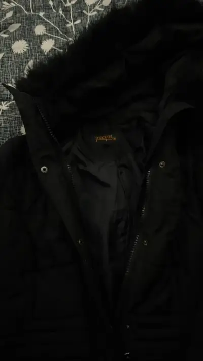 Parka negra con capucha de piel sintética - miniatura 2