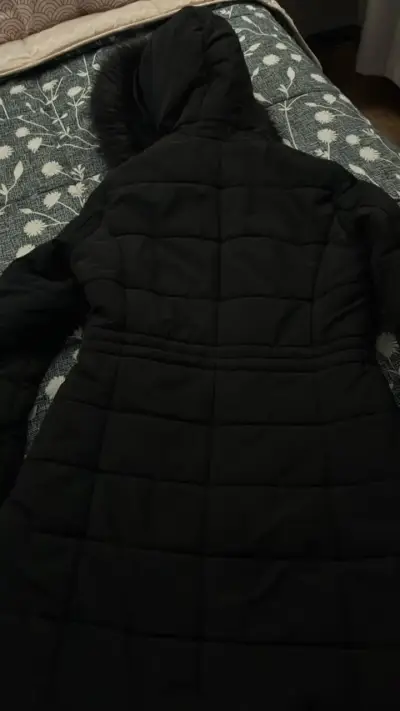 Parka negra con capucha de piel sintética - miniatura 3