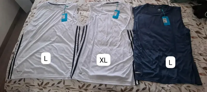 Poleras deportivas sin mangas blancas y azul