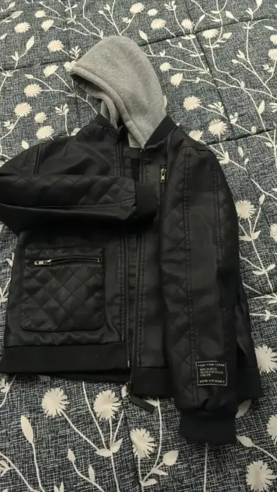 Chaqueta negra con capucha estilo casual - miniatura 1