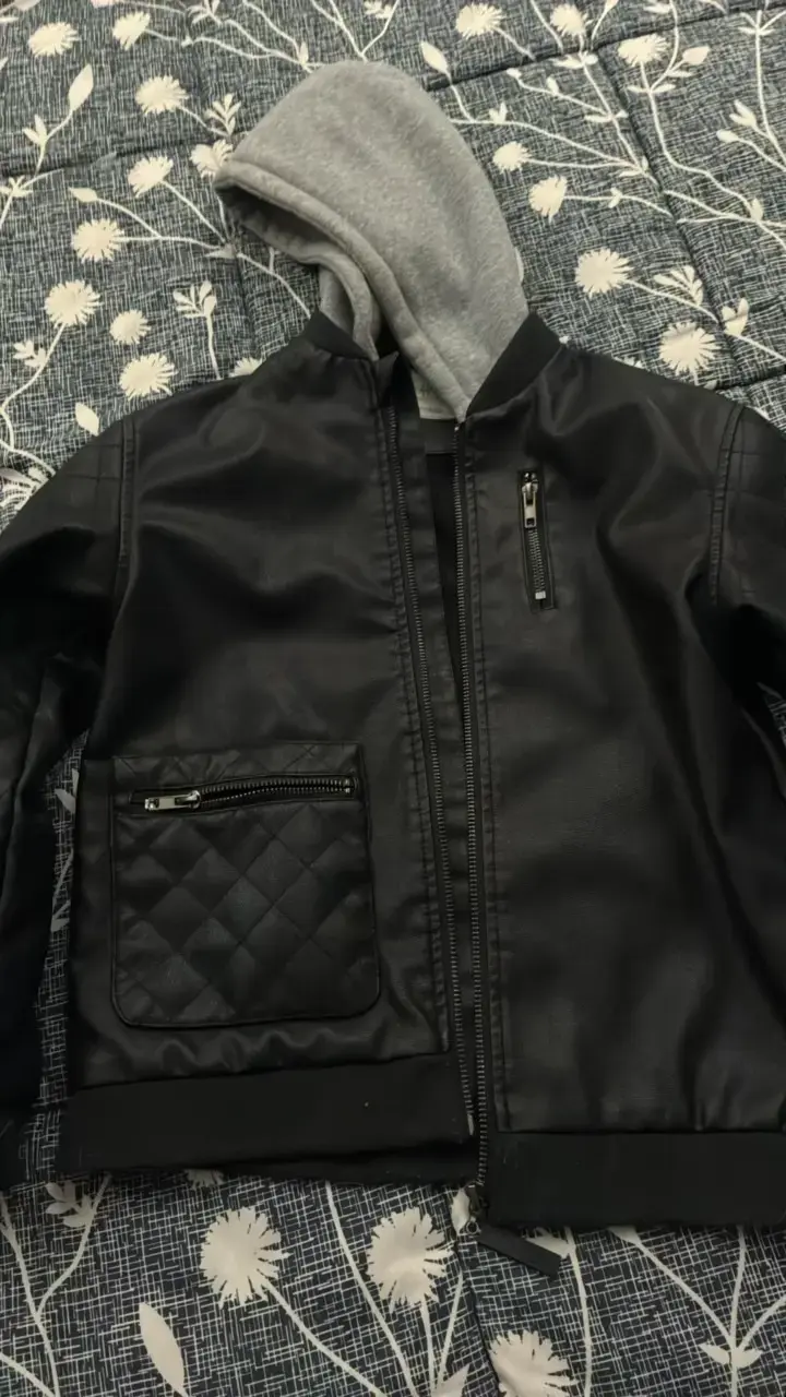 Chaqueta negra con capucha estilo casual - 2