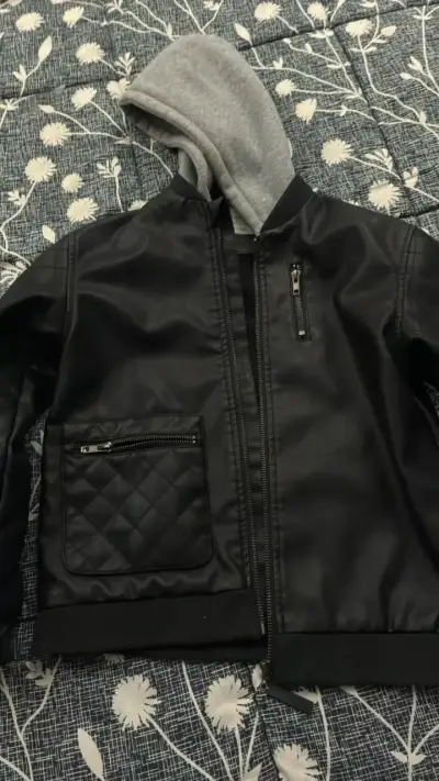 Chaqueta negra con capucha estilo casual - miniatura 2