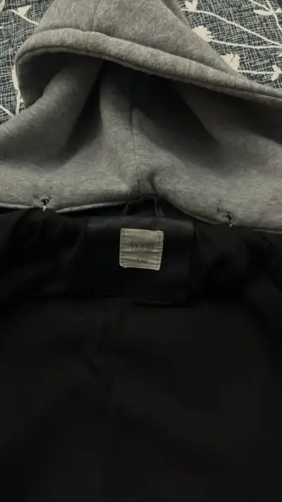 Chaqueta negra con capucha estilo casual - miniatura 3