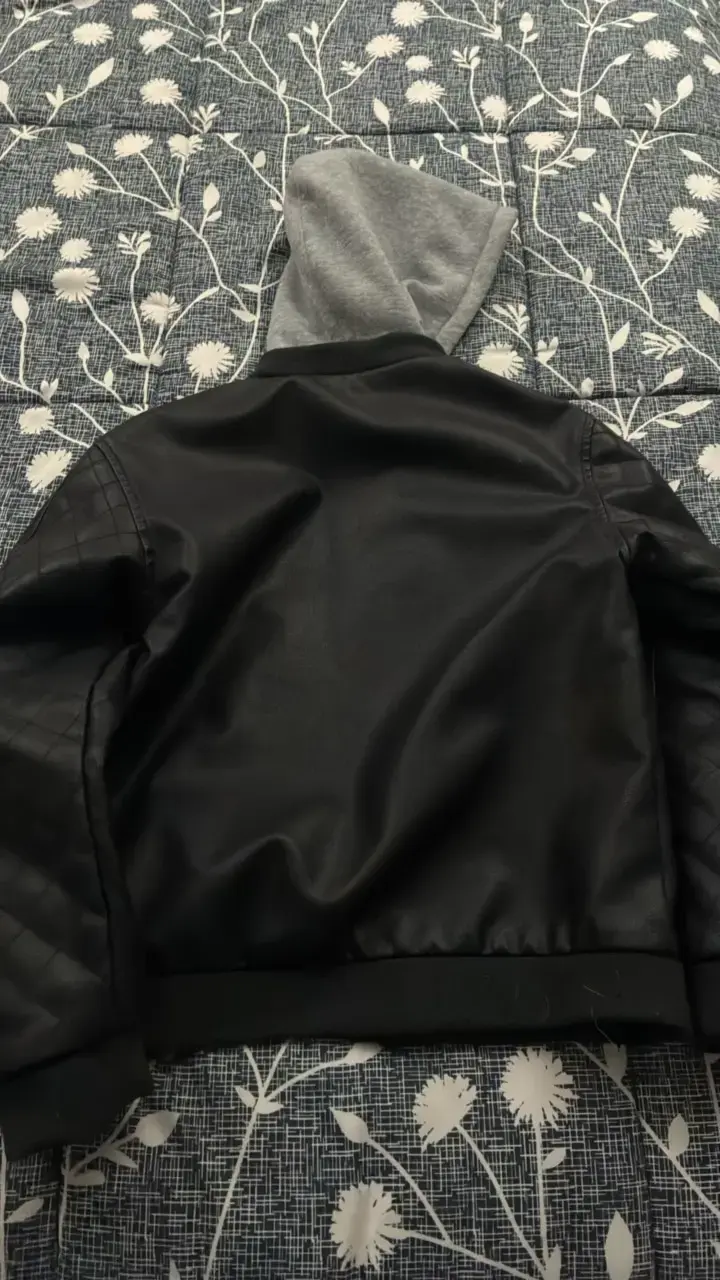 Chaqueta negra con capucha estilo casual - 4