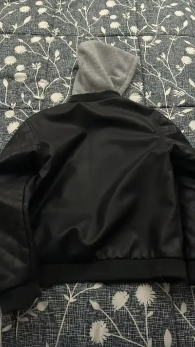 Chaqueta negra con capucha estilo casual - miniatura 4