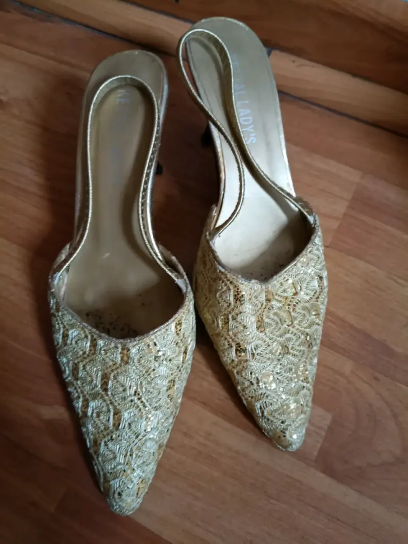 Tacones dorados elegantes para mujer - 1