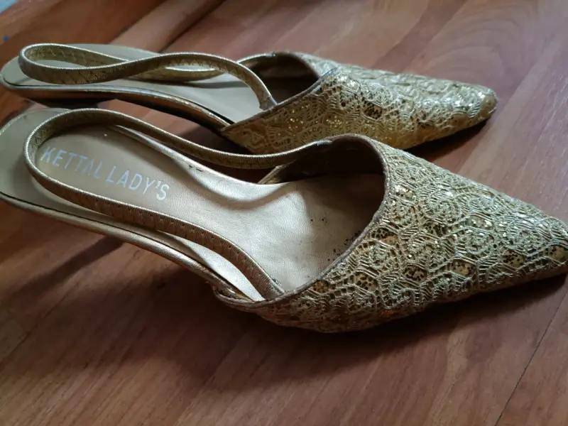 Tacones dorados elegantes para mujer - 2