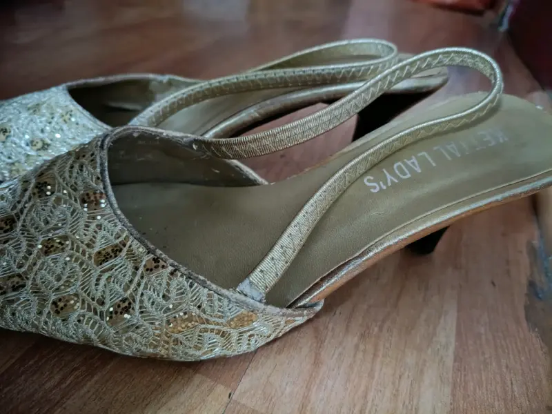 Tacones dorados elegantes para mujer - 3