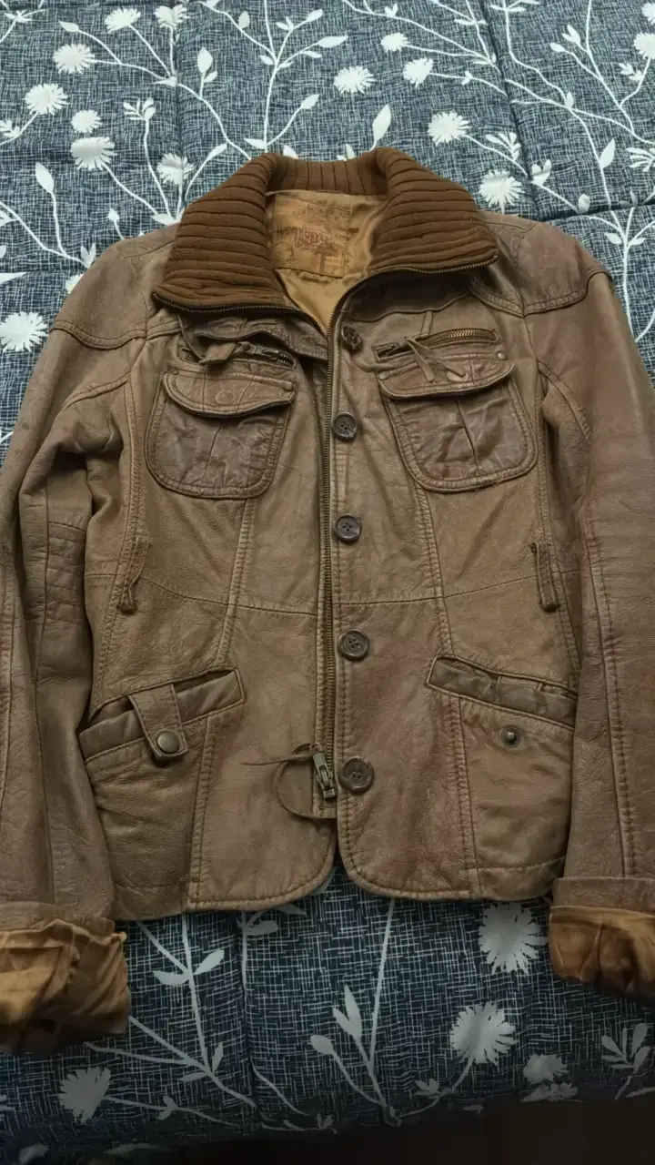 Chaqueta de cuero marrón con bolsillos - 1