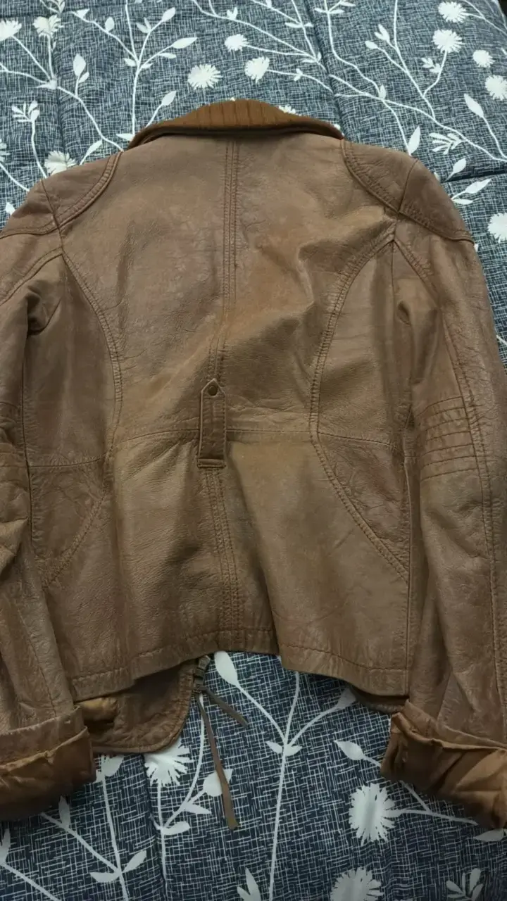 Chaqueta de cuero marrón con bolsillos - 4