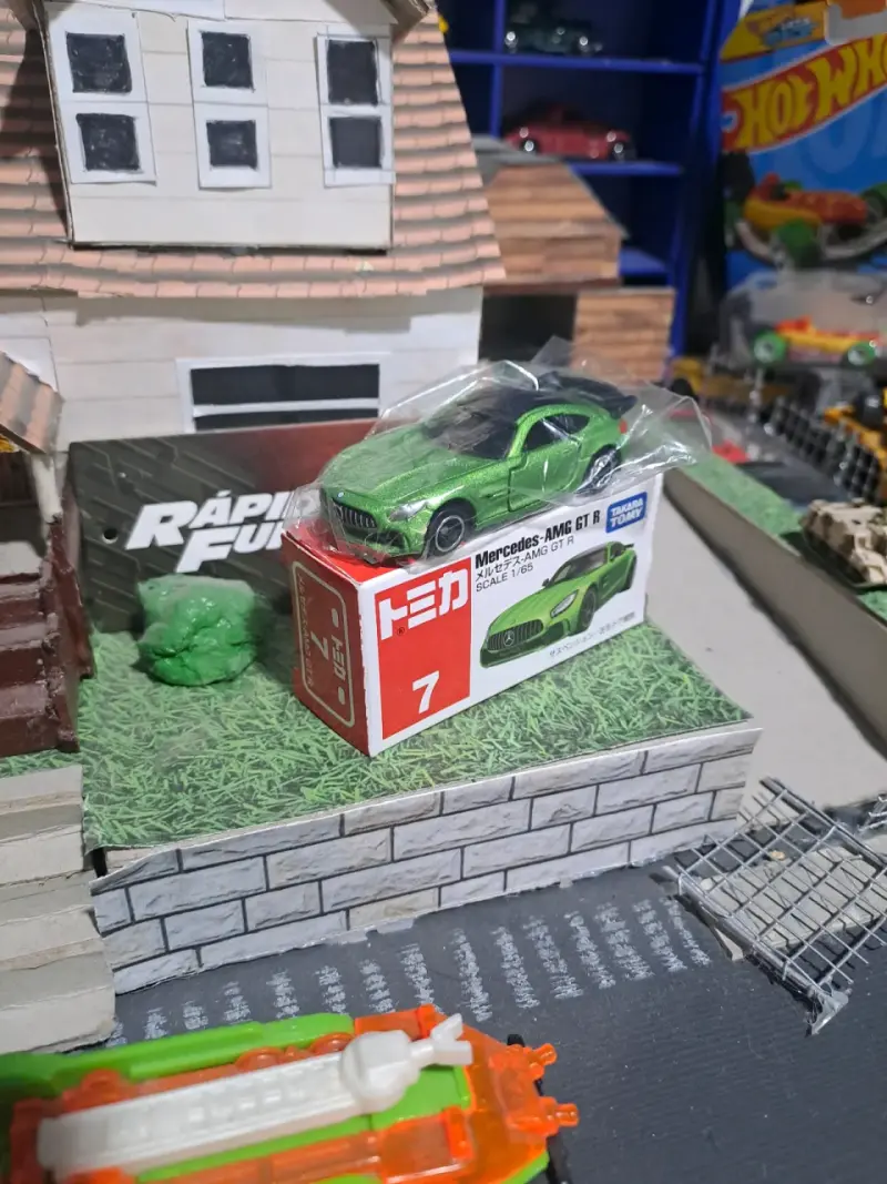 Auto de juguete Mercedes-AMG GT R verde - 2