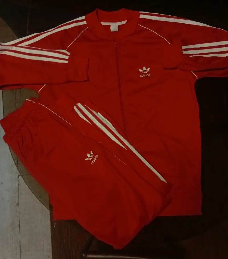 Conjunto deportivo Adidas rojo clásico