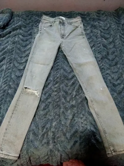 Cárdigan beige con bordado floral - miniatura 12