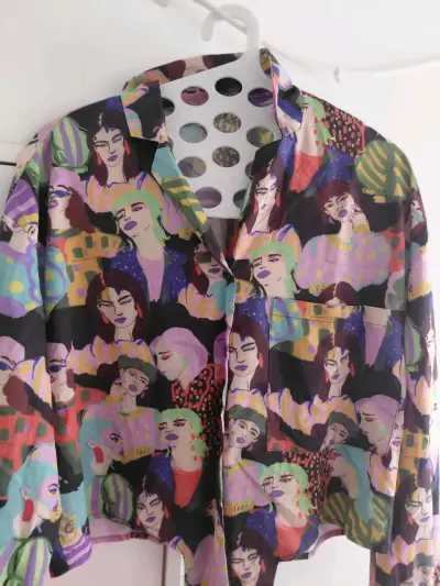 Camisa estampada de arte pop colorida - miniatura 1