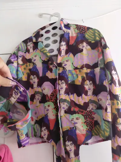 Camisa estampada de arte pop colorida - miniatura 2