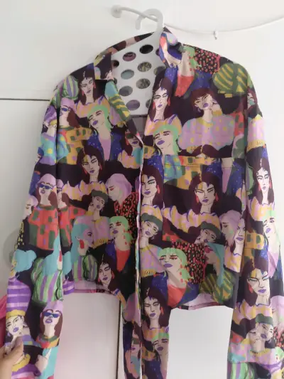 Camisa estampada de arte pop colorida - miniatura 3