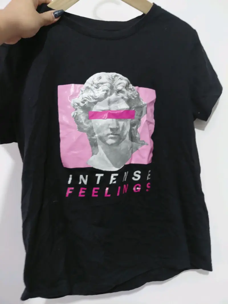 Polera negra con diseño gráfico 'Intense Feelings' - 1