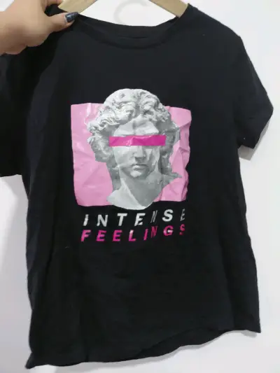 Polera negra con diseño gráfico 'Intense Feelings' - miniatura 1