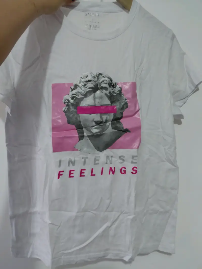 Polera negra con diseño gráfico 'Intense Feelings' - 2